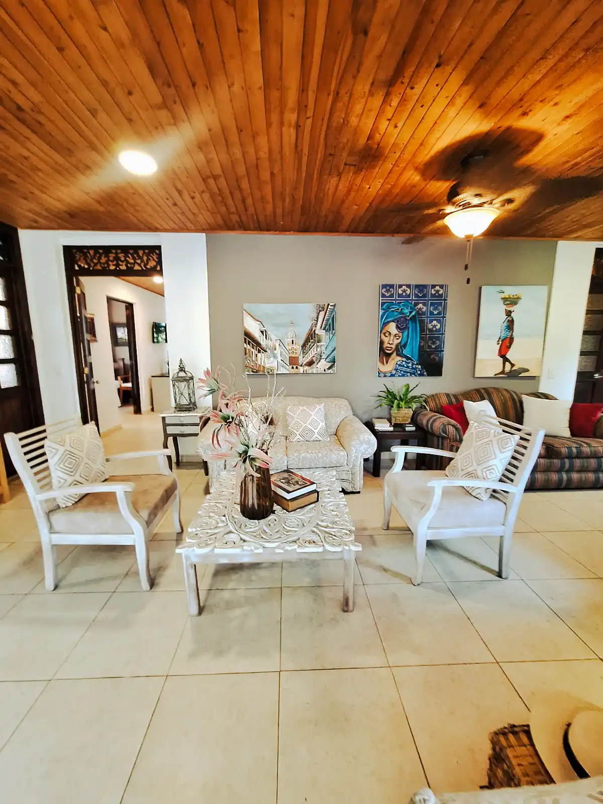 Sala de estar acogedora en finca hotel en Alcalá, Valle. Muebles cómodos, decoración artística y techo de madera.