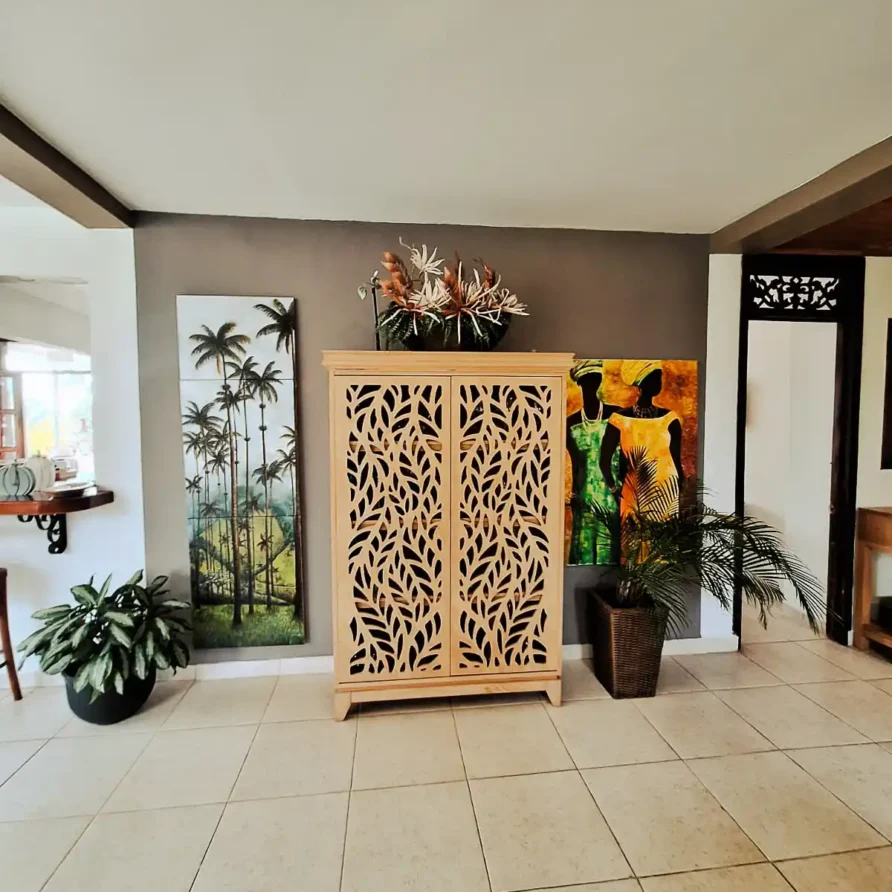 Mueble decorativo de madera y arte tropical en zona común de finca hotel en Alcalá, Valle del Cauca.