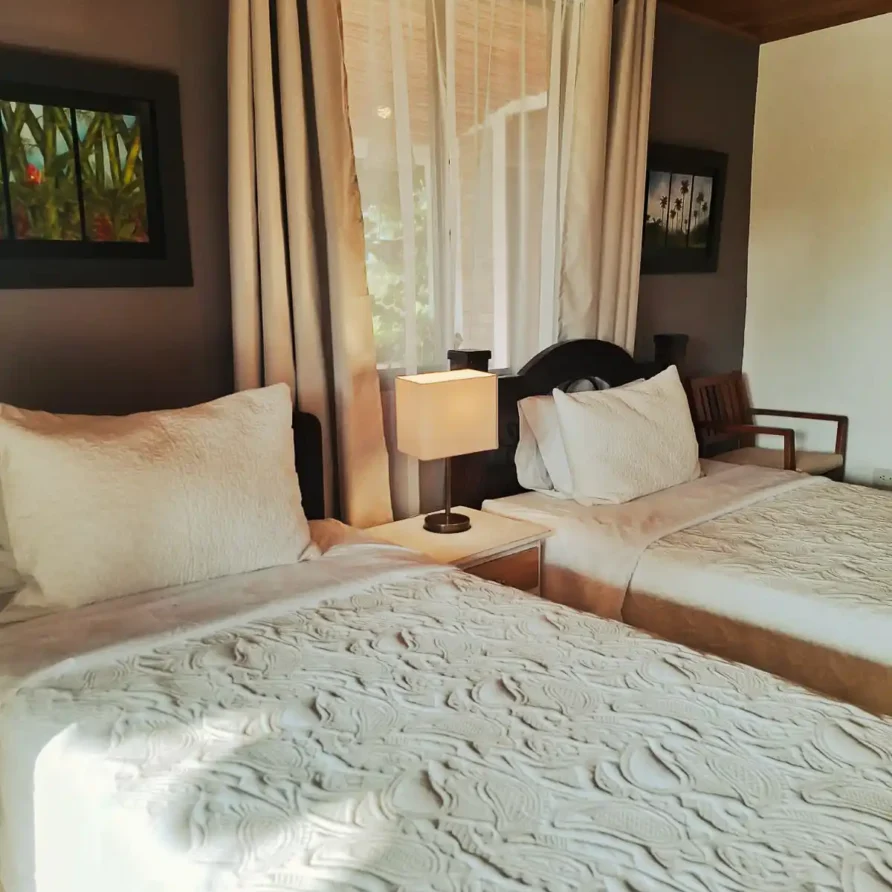 Habitación suite familiar con dos camas individuales en finca hotel Alcalá, Valle del Cauca. Alojamiento confortable.
