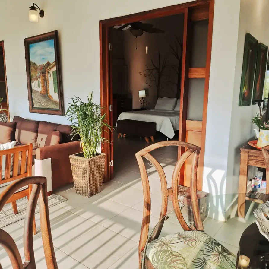 Espaciosa área de estar y comedor de casa finca en Alcalá, conectando armoniosamente con una habitación privada.