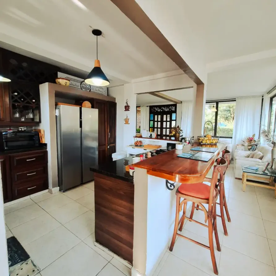 Amplia cocina equipada con nevera de doble puerta en zona común de casa finca en Alcala, Valle del Cauca.