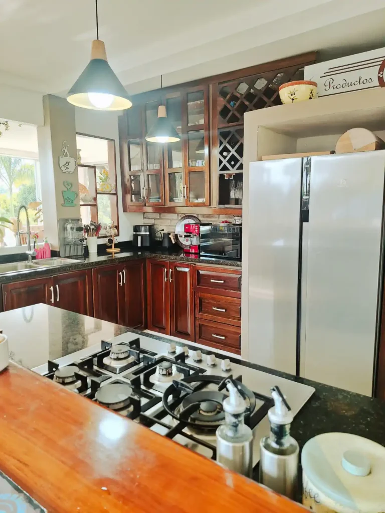 Cocina moderna y equipada en finca hotel en Alcalá, Valle del Cauca, ideal para alojamiento de huéspedes.