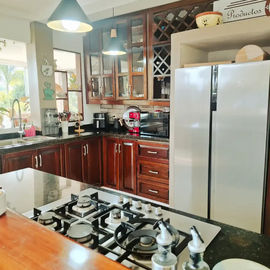 Cocina moderna y equipada en finca hotel en Alcalá, Valle del Cauca, ideal para alojamiento de huéspedes.