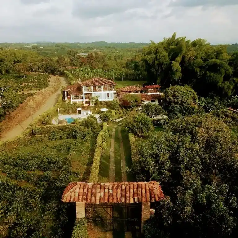 Vista aérea Finca Santa María de la Sierra, Alcalá Valle del Cauca, con casa colonial, piscina y cafetales.